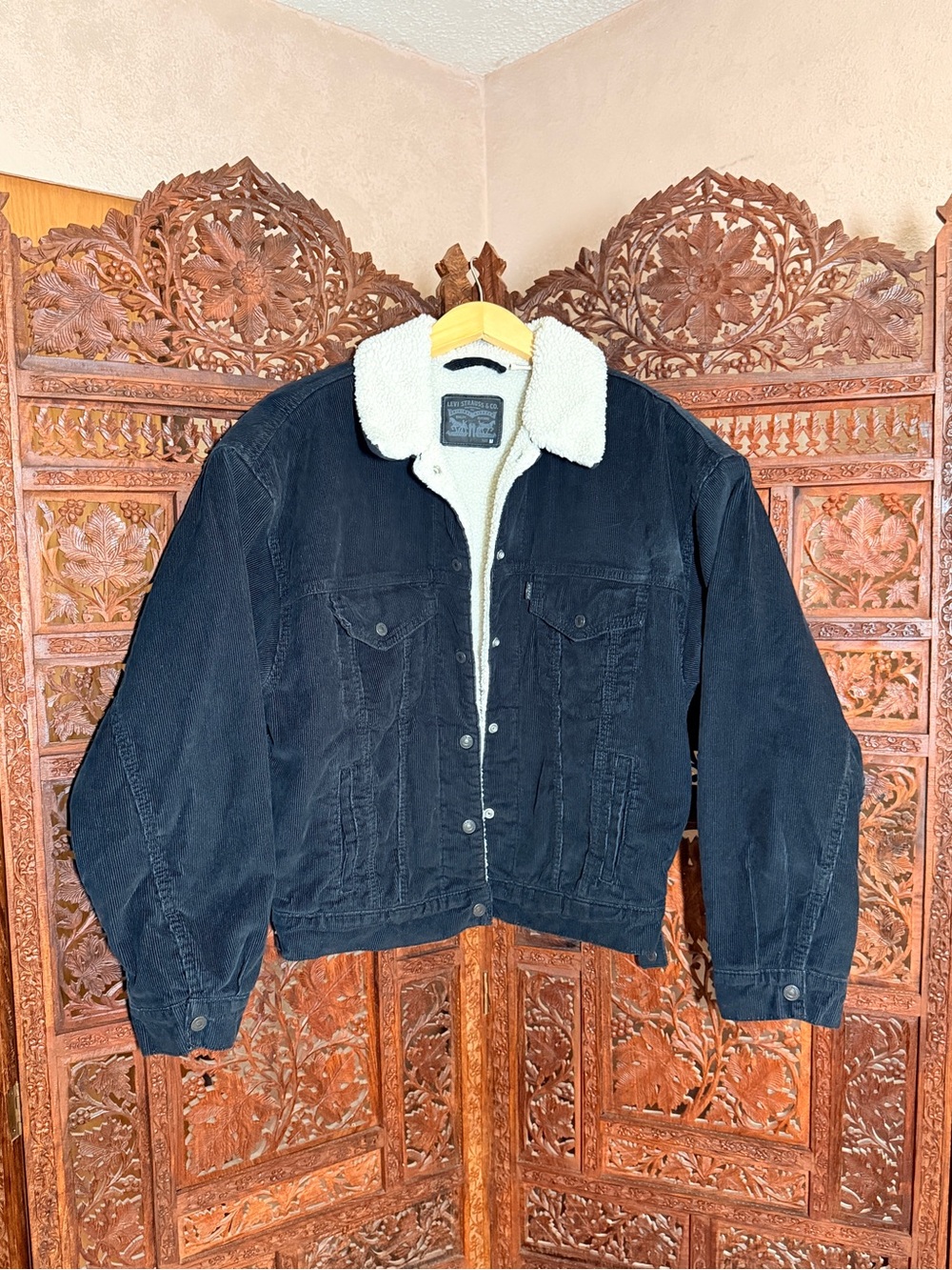 Levi’s Sherpa Lined Corduroy Trucker Jacket Black size Medium